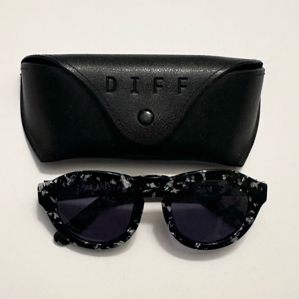 Diff Dime Black Sunglasses